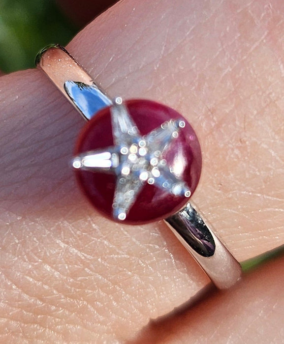 1500: Vintage: 18ct White Gold Ruby Dress/Stacker&nbsp; Ring- petite, cute, sparkly