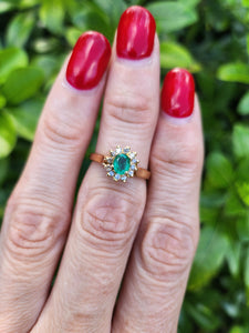 A8018: Vintage; 18ct Gold Round Cut Emerald 10 Diamonds Daisy Ring- petite, refined, sophisticated