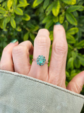 Cargar imagen en el visor de la galería, 0651: Vintage: 18ct Gold Emeralds Flower Head Ring- white gold detail on shoulders
