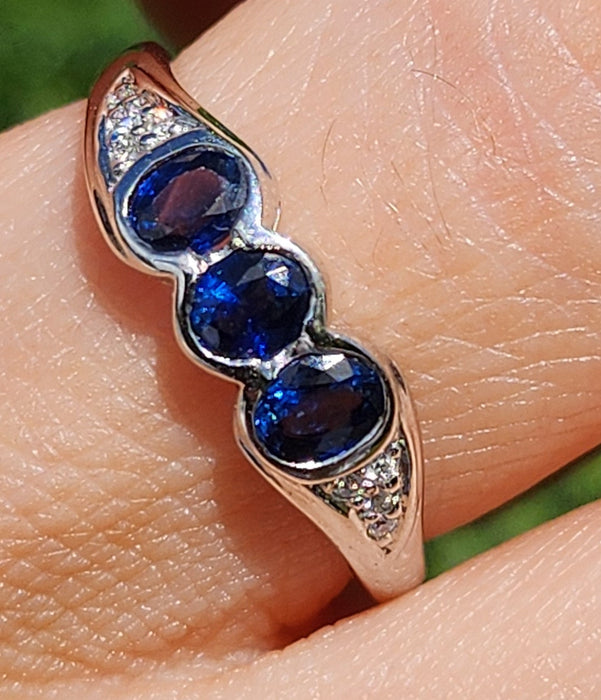 6123: Vintage 18ct White Gold French Bue Sapphires Diamonds Stacker/Dress Ring
