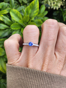 8354: Vintage: 18ct White Gold Blue Tanzanite 16 Diamonds Dress Ring- crisp, clean, eye candy