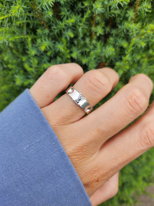 2023: Vintage: Louis Vuitton 18ct White Gold Emepreinte LV Ring- Size 56- Pristine Condition