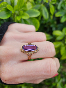 0831: Vintage & Old: 9ct Gold Oval Lilac Amethyst Dress Ring