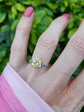 Load image into Gallery viewer, 0523: Vintage: 9ct Gold Heliodor Glacier Topaz Flower Head Ring- lovely
