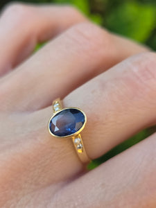 2308: Vintage:, 18ct Gol Cornflower Blue Sapphire Diamonds Ring- Lovely cut & colour