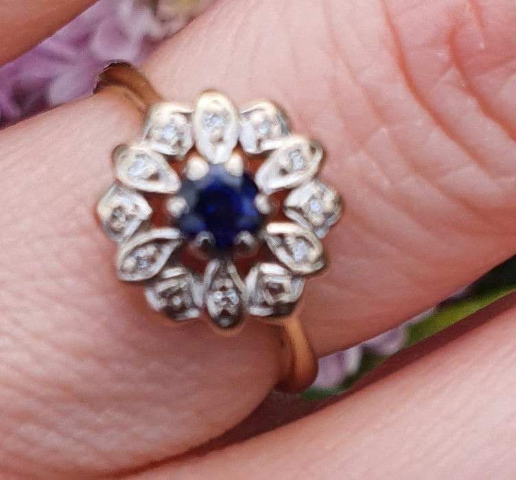 6052 Vintage & Old: 18ct Gold Blue Sapphire 12 Diamonds Flower Head Ring