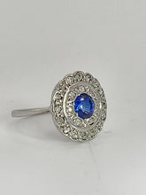 Cargar imagen en el visor de la galería, 9079:Vintage: 18ct White Gold Cornflower Blue Sapphire 23 Diamonds Art Deco Style Target Ring
