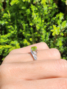 1591: Vintage: 9ct White Gold Peridot Diamonds Dress Ring- lovely cut & Colours