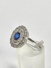 Cargar imagen en el visor de la galería, 9079:Vintage: 18ct White Gold Cornflower Blue Sapphire 23 Diamonds Art Deco Style Target Ring
