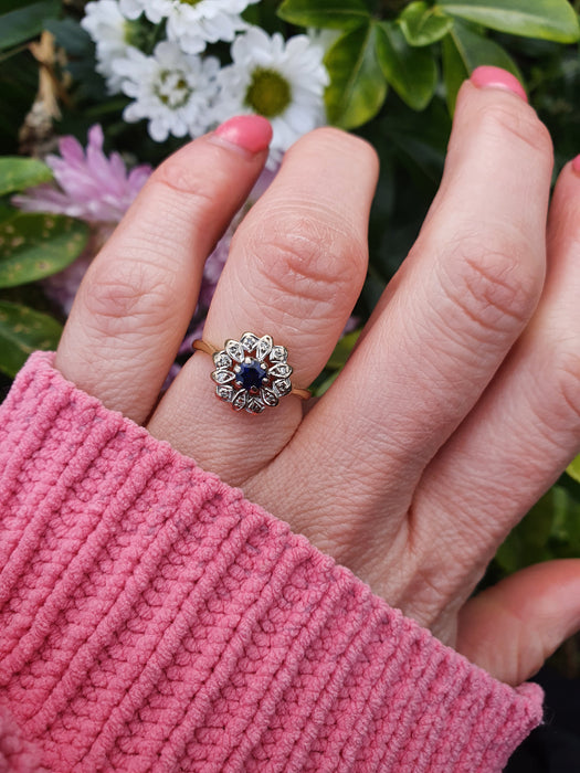 6052 Vintage & Old: 18ct Gold Blue Sapphire 12 Diamonds Flower Head Ring