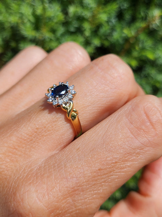 6525 Vintage: 18ct Yellow Gold Sapphire & Diamond Oval Cluster Ring