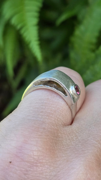 Vintage: Platinum 950 Red Garnet Signet Ring a striking statement