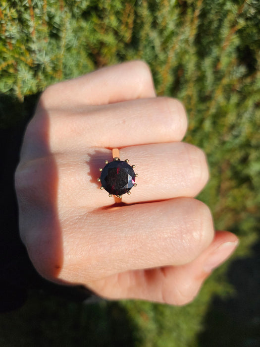 1094: Vintage: 9ct Gold Round Cut Red Garnet Solitaire- Date Mark 1974