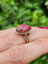 Load image into Gallery viewer, 6120: Vintage: (1970) Rare 9ct Gold  &quot;Carbuncle&quot; Red Agate Ring- FAB at 55!
