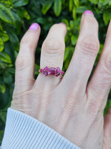 1291: Vintage: 9ct Gold 7 Raspberry Rubies Geometric Set Dress Ring- lovely symmetry