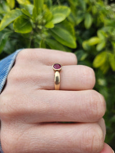 1310: Vintage: 9ct Gold Round Cut Blood Red Ruby Solitaire- lovely