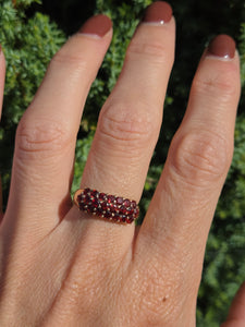 0726: Vintage: 9ct Gold 20 Garnets Tiered Dress Ring