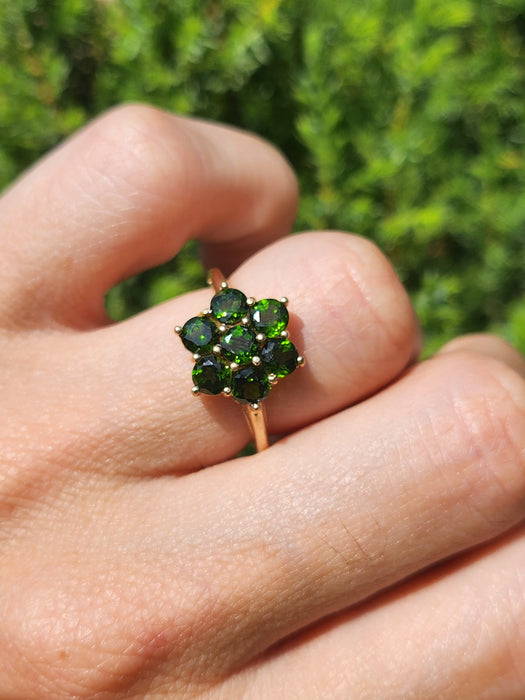 1580: Vintage; 9ct Gold Green Diopsides Flowerhead Ring- Captivating cluster