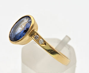 2308: Vintage:, 18ct Gol Cornflower Blue Sapphire Diamonds Ring- Lovely cut & colour