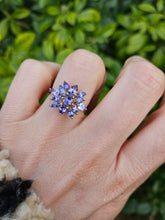 Cargar imagen en el visor de la galería, 1065: Vintage: 9ct Gold Violet Blue Tanzanites Flower Cluster Ring
