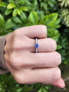 8354: Vintage: 18ct White Gold Blue Tanzanite 16 Diamonds Dress Ring- crisp, clean, eye candy