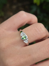 Cargar imagen en el visor de la galería, 2001: Vintage: 9ct White Gold Peridot Diamonds Trefoil Ring- Fresh, sparkly, eye candy
