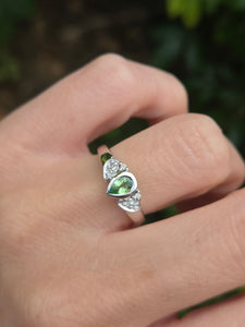 2001: Vintage: 9ct White Gold Peridot Diamonds Trefoil Ring- Fresh, sparkly, eye candy