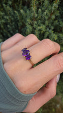 Cargar imagen en el visor de la galería, 2127 Vintage 9ct Gold Oval faceted Cut Purple Amethysts Trilogy Rinng
