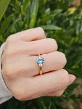 Cargar imagen en el visor de la galería, 1342: Vintage: 18ct Gold Blue Aquamarine Diamonds Dress Ring- enchanting
