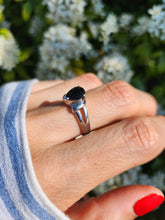 Cargar imagen en el visor de la galería, 6083- Vintage: 18ct White Gold Pear Cut French Blue Sapphire Solitaire- amazing Blue
