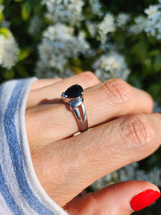 6083- Vintage: 18ct White Gold Pear Cut French Blue Sapphire Solitaire- Exquisite