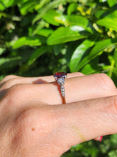 Cargar imagen en el visor de la galería, 1830: Vintage: 18ct Gold Almandine Garnet Diamonds 3-Stone Straight Ring- Superb
