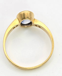 2308: Vintage:, 18ct Gol Cornflower Blue Sapphire Diamonds Ring- Lovely cut & colour