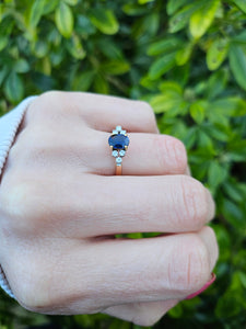 0682: Vintage: 18ct Gold Cornflower Blue 6 Diamonds Trefoil Set Ring