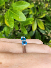Cargar imagen en el visor de la galería, 0964: Vintage: Rare 9ct White Gold London Blue Round Cut Topaz Trilogy- a beauty
