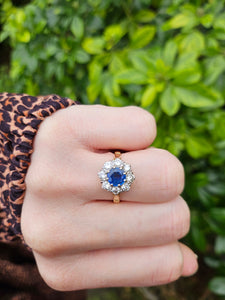 0578: Vintage: 18ct Gold Cornflower Blue Sapphire Diamonds Cluster Ring- extremely fine example