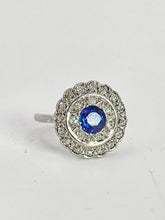Cargar imagen en el visor de la galería, 9079:Vintage: 18ct White Gold Cornflower Blue Sapphire 23 Diamonds Art Deco Style Target Ring

