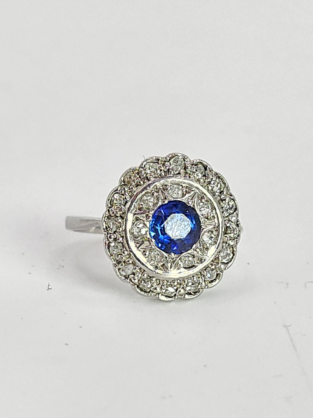 9079:Vintage: 18ct White Gold Cornflower Blue Sapphire 23 Diamonds Art Deco Style Target Ring