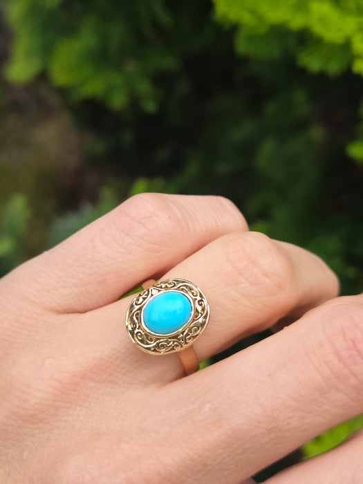 6478  Vintage: 18ct Gold Cabochon Turquoise Dress Ring