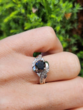 Cargar imagen en el visor de la galería, 1760: Vintage: 9ct White Gold Black Diamond White Diamonds Halo Ring-Exquisite
