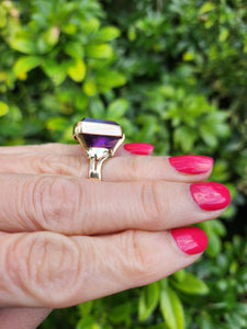 A0187: Vintage: Old 9ct Gold Trillian Cut Purple Amethyst Signet Ring