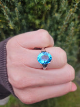 Cargar imagen en el visor de la galería, 6025: Vintage: 9ct White Gold Large Swiss Blue Topaz Cocktail Ring- crisp, clean, eye candy

