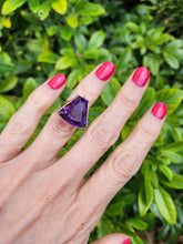 Load image into Gallery viewer, A0187: Vintage: Old 9ct Gold Trillian Cut Purple Amethyst Signet Ring
