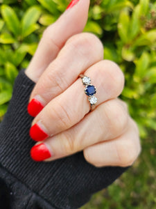 1017: Vintage/Antique: 18ct Gold Platinum Set Blue Sapphire (0.65ct) Diamonds (0.30ct) Ring