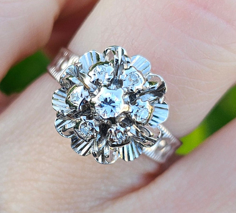 0797: Vintage: 18ct White Gold Round Cut Diamonds Flower Head Ring- Date =-Mark 1974