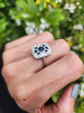 Cargar imagen en el visor de la galería, 1804: Vintage: 18ct White Gold Blue Sapphires Diamonds Panel Ring- Stylish Art Deco
