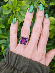 0458: Vintage: 18ct Gold Emerald Cut Purple Sapphire Ring- lovely cut and colour change