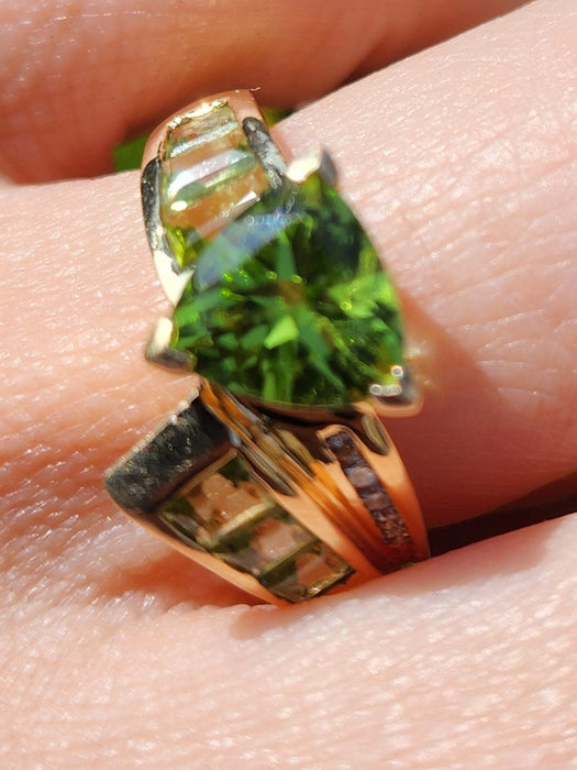 1606: Vintage: 14ct Gold Trillion, Emerald. Round Cut Peridots Cocktail Ring- exquisite