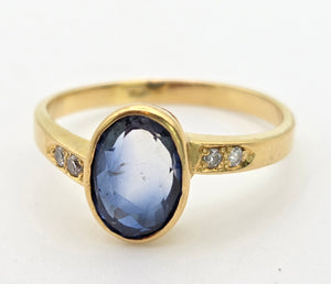 2308: Vintage:, 18ct Gol Cornflower Blue Sapphire Diamonds Ring- Lovely cut & colour
