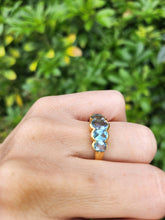 Cargar imagen en el visor de la galería, 1936: Vintage: 18ct Gold 5 Blue Aquamarines Stacker Dress Ring- Gorgeous
